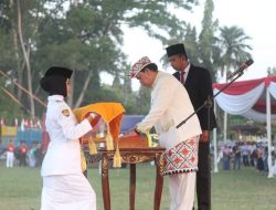 Pemkab Lampung Timur. Raih reko Muri atas penurunan bendera berukuran besar di atas truk