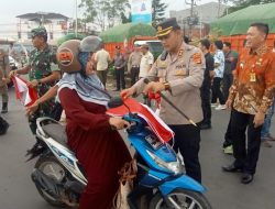 Sambut HUT RI ke- 79, Kapolres Lampung Utara Bersama Forkopimda Bagikan Bendera