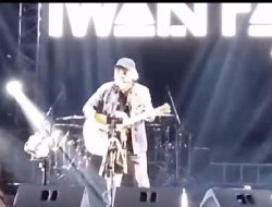 Ribuan penonton padati stadion sukung Kotabumi pada konser Iwan Fals