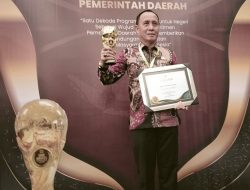 Pj. Bupati Lampra Terima Penghargaan Universal Health Coverage