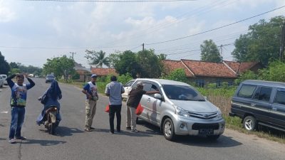 Relawan Kotak Kosong gelar Jumat Berkah Kepada Penguna Jalan Poros Tubaba