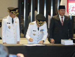 GUBERNUR LAMPUNG PIMPIN SERTIJAB PJ BUPATI LAMPUNG UTARA DENGAN BUPATI TERPILIH DR. IR. H. HAMARTONI AHADIS, M.SI., DAN ROMLI, S.KOM., S.H., M.H.