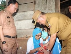 Pj. Bupati Aswarodi berikan bantuan sembako ke warga Desa Cabang Empat