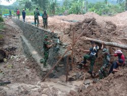Satgas TMMD ke 123 Kodim 0412/LU dan Warga bahu membahu bangun jambatan
