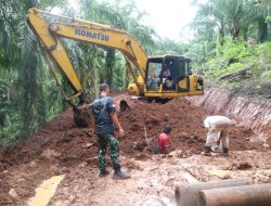 Diguyur Hujan, Satgas TMMD ke 123 dan Warga Tetap Semangat Pasang Buis Beton.