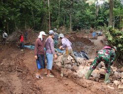 Anggota Satgas TMMD ke 123 Kodim 0412/LU bersama warga berjibaku angkut Batu Pembuatan Leneng Gorong Gorong.
