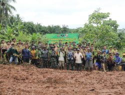 Cegah Erosi dan Lestarikan Ekosistem Alam, Satgas TMMD ke 123 Kodim 0412/LU bersama Warga Tanam Pohon.
