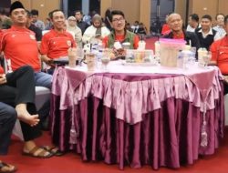 BUPATI DAN WAKIL BUPATI LAMPUNG UTARA NOBAR DUKUNG TIMNAS INDONESIA BERLAGA