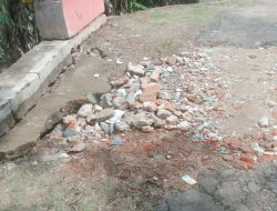 Warga gotong royong keluhkan Jambatan amblas yang tak kunjung diperbaiki