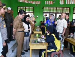 Ir. Hamartoni Ahadis Hadiri Launching Program Makanan Bergizi Gratis (MBG) di SMPN 03 Bukit Kemuning