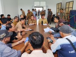 Diduga tak transparan kelola anggaran, Kominfo Tubaba di demo awak media