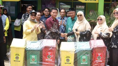 Bupati Lamtim Ela Siti Nuryamah Tanamkan Kesadaran Lingkungan Sejak Dini, Serahkan Bantuan Bak Sampah di SMP Ma’arif NU Mataram Baru