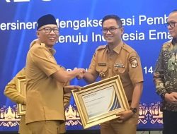 Bupati Lampung Utara Terima Penghargaan Sebagai Pioner Kemandirian Ekonomi Desa
