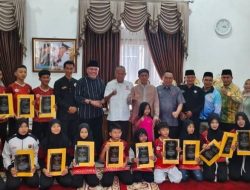 Wakil Bupati Romli Serahkan Piagam Atlet Berprestasi