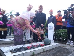 WALKOT DAN FORKOPIMDA LAKUKAN ZIARAH KE MAKAM PAHLAWAN DALAM RANGKA ANNIVERSARY KE 334 KOTA BANDAR LAMPUNG 