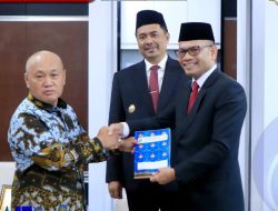 BUPATI OKU SELATAN SERAHKAN SK PENSIUN DAN BANTUAN PURNA BHAKTI KEPADA ASISTEN III SETDA OKU SELATAN