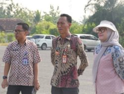 Sambut Anniversary ke 80 pemkab Lampura bersihkan areal GOR Sukung
