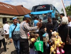 Polres Lampung Utara Berjaga  sambut Kepulangan Jamaah Haji Kloter 15 JKG Tahun 1447 H/2026 M