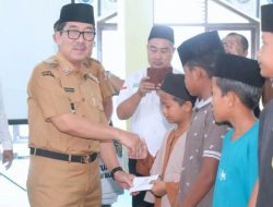 Bupati H.Hamartoni Ahadis Bersama Baznas Salurkan Bantuan Zakat