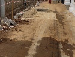 SKANDAL PROYEK SILUMAN DI LANGKAPURA: Warga Geram, Jalan Baru Hotmix Dirusak dan Dikerjakan Asal-Asalan