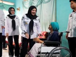 Eva Dwiana Serahkan Bantuan Alat Kesehatan di Langkapura, Tegaskan Pemkot Hadir untuk Masyarakat